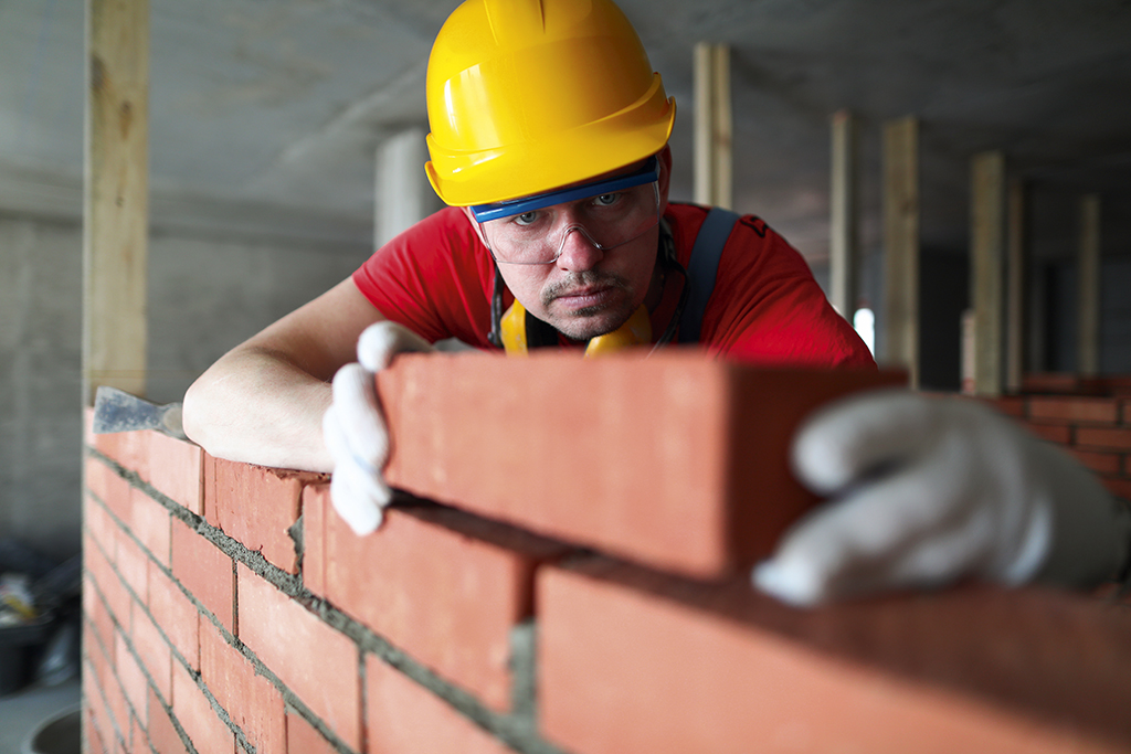 Oficialūs duomenys pabrėžia plytų gamintojo įspėjimą apie sulėtėjimą